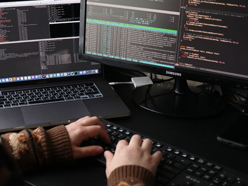 imagem de um computador com códigos